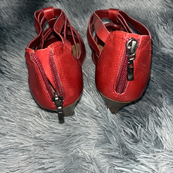 Red shoes with a short heel. - Picture 6 of 8